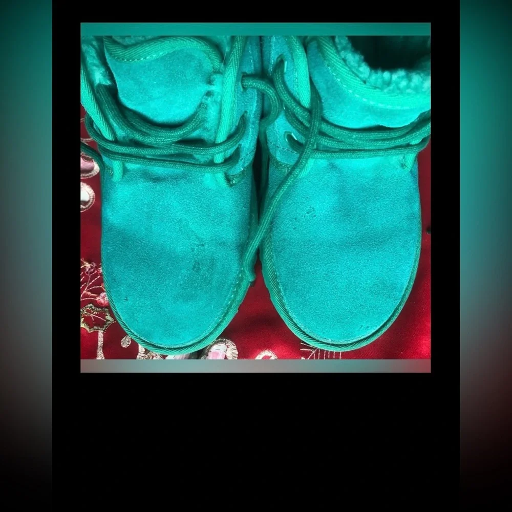 UGG Neumel Suede Chukka Boots Wool Lined S/N 1094269 in emerald green size 6